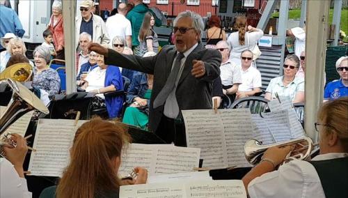 Driffield Silver Band 2017 Riverhead Gala conductor in action